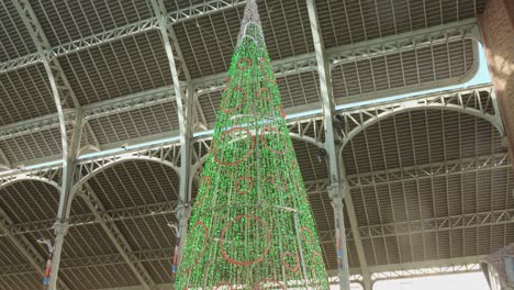 Detalle-Del-árbol-De-Navidad-En-El-Mercado-De-Colón-En-Valencia,-España.