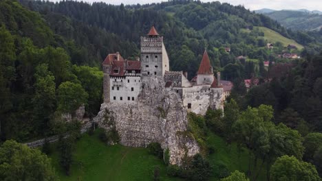 Luftnahaufnahme-Der-Burg-Bran,-Mittelalterliches-Wunderschönes-Wahrzeichen-In-Siebenbürgen,-Rumänische-Karpatenregion