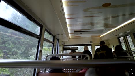 Innenkabel,-Das-In-Richtung-Koyasan-Führt,-Mit-Touristen,-Die-Aus-Dem-Fenster-Schauen