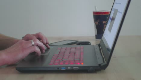 Nahaufnahme-Eines-Geschäftsmannes,-Der-In-Seinem-Heimbüro-Mit-Einem-Touchpad-An-Einem-Laptop-Arbeitet