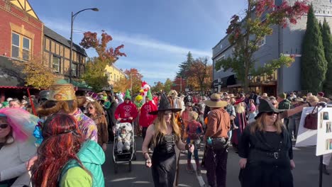 Una-Multitud-De-Familias-Disfrazadas-Caminan-Por-Las-Calles-De-Ashland,-Oregon.