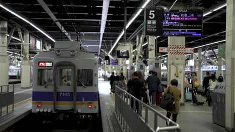 Los-Viajeros-Se-Dirigen-Al-Tren-Local-En-El-Andén-Número-5-De-La-Estación-De-Namba