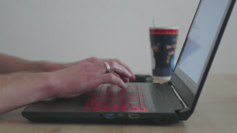 Close-up-of-Business-Man-Writing-an-Email-on-a-Laptop-in-his-Homeoffice