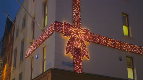 Toma-En-ángulo-Bajo-De-Hermosas-Luces-Decorativas-Navideñas-En-Las-Paredes-De-Dublín,-Irlanda,-Por-La-Noche