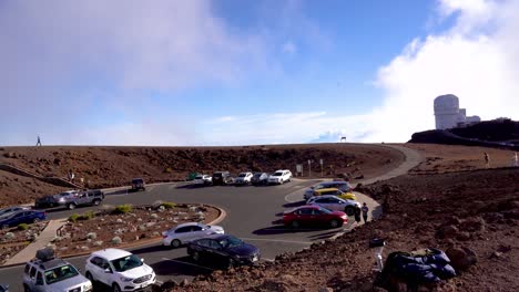 Movimiento-Panorámico-De-La-Capa-De-Nubes-Que-Se-Acerca-Cerca-De-La-Cima-Del-Cráter-De-La-Cumbre-Del-Volcán-En-El-Parque-Nacional-Haleakala,-Es-Un-Enorme-Volcán-En-Escudo-Que-Se-Encuentra-A-10,023-Pies,-Maui,-Hawai,-Estados-Unidos