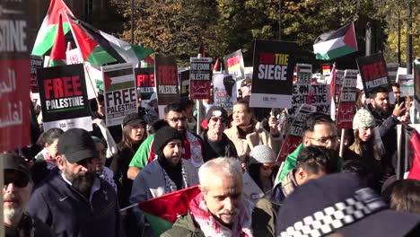 Miles-De-Personas-Asisten-A-Manifestación-Pro-Palestina-En-El-Centro-De-Londres