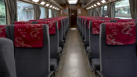 Innenansicht-Des-Wagens-Des-Limitierten-Express-Koya-Zuges-Mit-Leeren-Sitzreihen