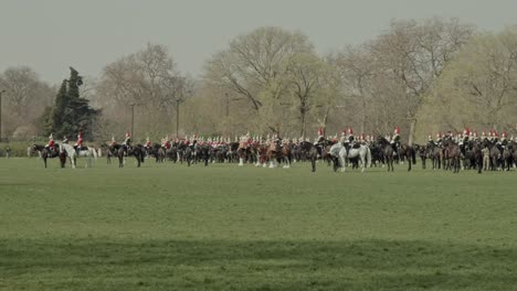 Weitwinkelaufnahme-Der-Hauskavallerie-Bei-Der-Parade-Der-Generalmajore