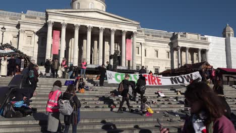 Activistas-Pro-Palestinos-Montaron-Una-Exhibición-En-Trafalgar-Square,-Londres