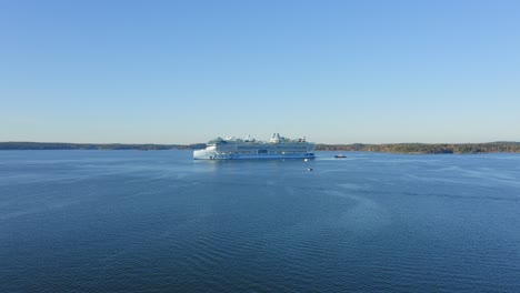 El-Crucero-Más-Grande-Del-Mundo,-Icono-De-Los-Mares,-Durante-Las-Segundas-Pruebas-En-El-Mar-En-El-Archipiélago-Finlandés-Al-Amanecer.