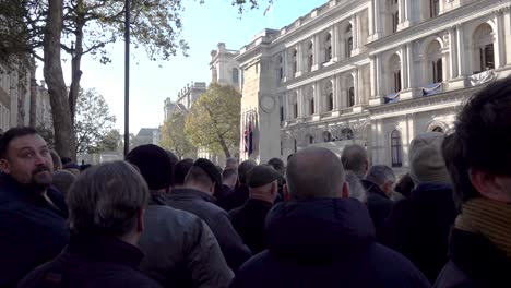 La-Gente-Se-Reúne-Para-Presentar-Sus-Respetos-En-El-Cenotafio-El-Día-Del-Armisticio-En-Londres,-Reino-Unido.