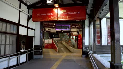 Camino-Vacío-Que-Conduce-Al-Teleférico-En-El-Edificio-De-La-Estación-Gokurakubashi