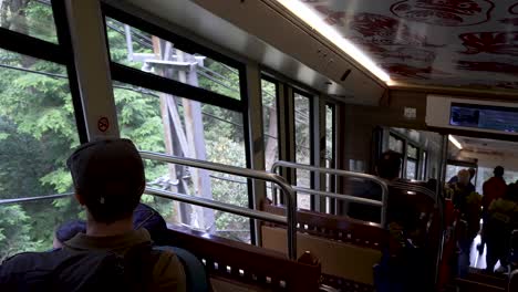 Im-Koyasan-Kabel-Geht-Es-Hinunter-In-Richtung-Gokurakubashi,-Während-Touristen-Aus-Dem-Fenster-Schauen