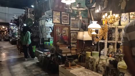 Mercado-De-Antigüedades-En-El-Casco-Antiguo-De-La-Ciudad-Por-La-Noche,-Semarang,-Indonesia_hd-Video