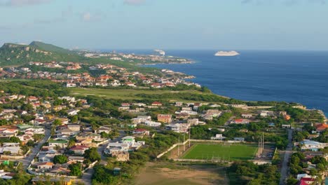 Lufttransportschwenk-über-Episches-Fußballfeld-In-Der-Küstenzone-Der-Karibischen-Insel-Curacao