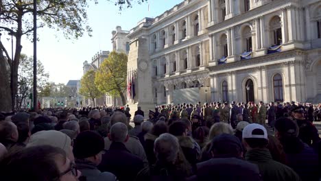 Menschen-Versammeln-Sich-Am-Kenotaph-Am-Tag-Des-Waffenstillstands-In-London,-Großbritannien