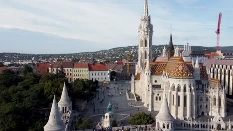 Touristen-Erkunden-Die-Fischerbastei-Auf-Dem-Burgberg-In-Budapest