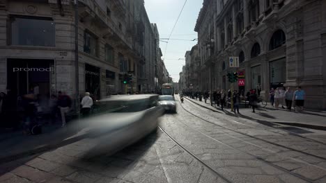 Modern-tram-of-Milan-city-with-people-and-traffic,-time-lapse-view