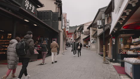 Tiendas-De-Recuerdos-Japoneses-En-La-Calle-Kiyomizu-zaka-En-La-Zona-Histórica-De-Higashiyama-En-Kyoto-Durante-El-Covid-19-Con-Pocos-Turistas-Y-Compradores