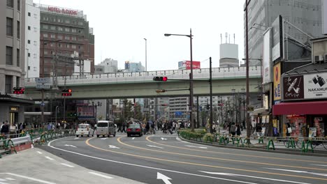 Midosuji-Avenue-In-Richtung-Namba-Station-Mit-Hanshin-Expressway-Überführung-Im-Hintergrund