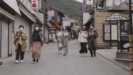 Distrito-Histórico-De-Higashiyama-En-Kyoto,-Japón,-Durante-El-Covid-19,-Con-Un-Número-Significativamente-Menor-De-Turistas-Aparte-De-Los-Turistas-Japoneses-Locales-Debido-A-La-Restricción-De-Viajes-Internacionales
