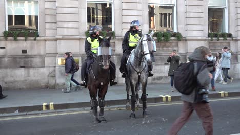 Berittene-Polizisten-Am-Tag-Des-Waffenstillstands-In-London,-Großbritannien