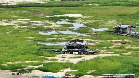 AMAZONAS,-DRY---Houseboats-are-stranded-on-the-edge-of-the-of-Manaus,-the-city's-port-region,-during-the-drought-on-the-Rio-Negro