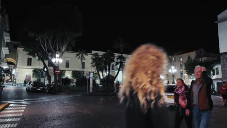 Vida-Nocturna-De-La-Plaza-Sant&#39;antonino-En-Sorrento,-Italia