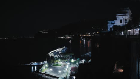 Sorrentos-Uferpromenade-Und-Yachthafen-Bei-Nacht,-Italien