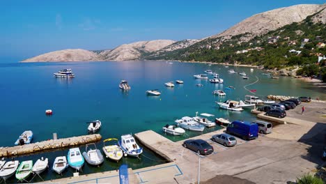 Video-Timelapse-De-Croacia,-Krk,-Stara-Baska-Con-La-Hermosa-Bahía-Y-El-Paisaje-De-Fondo