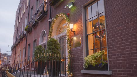 Detail-of-Christmas-decorations-at-dusk-at-Iveagh-Garden-Hotel-in-Dublin,-Ireland