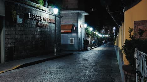 Cobblestone-Street-by-Sorrento-Restaurant,-Italy-at-night