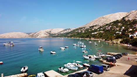 Vídeo-Timelapse-De-Croacia,-Krk,-Stara-Baska-Con-El-Pequeño-Puerto-Y-La-Playa-Al-Fondo