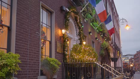 Tiro-Inclinado-Iveagh-Garden-Hotel-Decorado-Para-Navidad-En-Dublín,-Irlanda