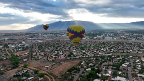 Heißluftballons-über-Albuquerque-Mit-Einer-Bergkulisse