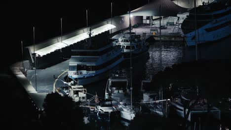 Muelles-Deportivos-De-Sorrento-Bajo-La-Luz-De-La-Luna,-Italia