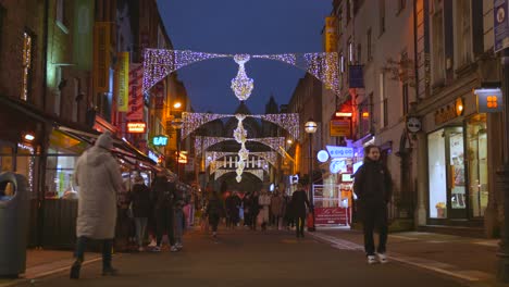 Turistas-Caminando-Por-Una-Calle-Decorada-Durante-La-Navidad-En-Dublín,-Irlanda