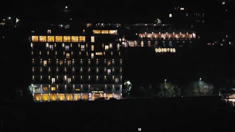 Leuchtende-Fassade-Des-Hotels-In-Sorrent-Bei-Nacht,-Italien