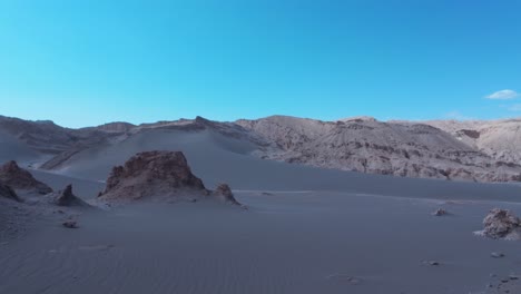 Dunas-De-Arena-Y-Formaciones-Rocosas-En-El-Desierto-De-Atacama,-Chile,-Sudamérica.