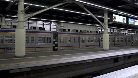 Tren-Esperando-Para-Salir-En-El-Andén-De-La-Estación-De-Namba.