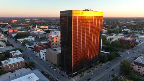 Bank-Of-America-Y-El-Rascacielos-Companion-Life-En-El-Centro-De-Columbia,-Carolina-Del-Sur,-Durante-La-Hora-Dorada-Del-Amanecer