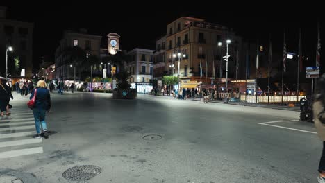 Sorrento's-Piazza-Tasso-Bustling-Night-Scene,-Italy