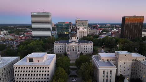 Casa-Del-Estado-De-Carolina-Del-Sur-Y-Edificios-Gubernamentales-En-Los-Terrenos-Del-Capitolio-En-El-Centro-De-Columbia,-Carolina-Del-Sur-Al-Amanecer.