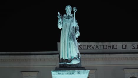 Saint-Antonino-Statue-in-Sorrento's-Piazza-at-night,-Italy