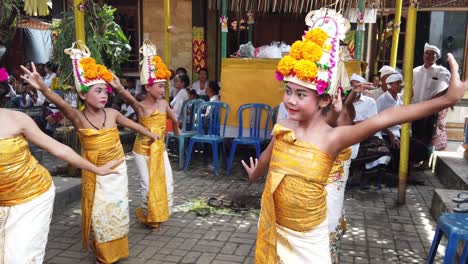 Mädchen-Tanzen-Rejang-Dewa-Im-Hindu-Tempel-Auf-Bali,-Indonesien,-Als-Opfergabe-Für-Götter