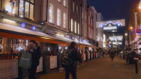 Toma-Panorámica-En-El-Centro-De-La-Ciudad,-Zona-Comercial-Con-Adornos-Navideños,-Dublín,-Irlanda