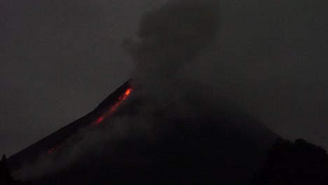 Blick-Auf-Heiße-Wolken,-Die-Von-Feuerlawinen-Aufsteigen,-Die-Während-Eines-Ausbruchs-Auf-Dem-Merapi-In-Der-Nacht-Heiße-Lava-Ausströmen-Lassen