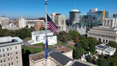Bandera-Americana-Ondeando-Frente-Al-Edificio-Del-Capitolio-De-Virginia-En-El-Centro-De-Richmond,-Va