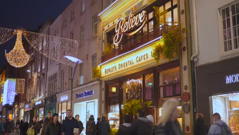 Toma-Inclinada-Del-Café-Oriental-Bewleys-Durante-La-Navidad-En-La-Calle-Comercial-De-Dublín,-Irlanda.