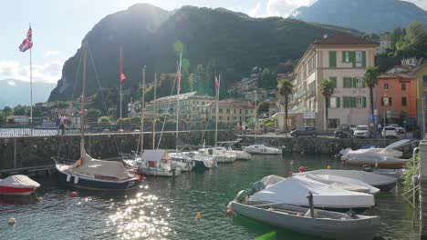 Menaggio-Está-Situado-En-El-Corazón-Del-Lago-De-Como,-En-Su-Orilla-Occidental,-Al-Comienzo-De-Un-Valle-Que-Conecta-Menaggio-Con-El-Lago-De-Lugano.